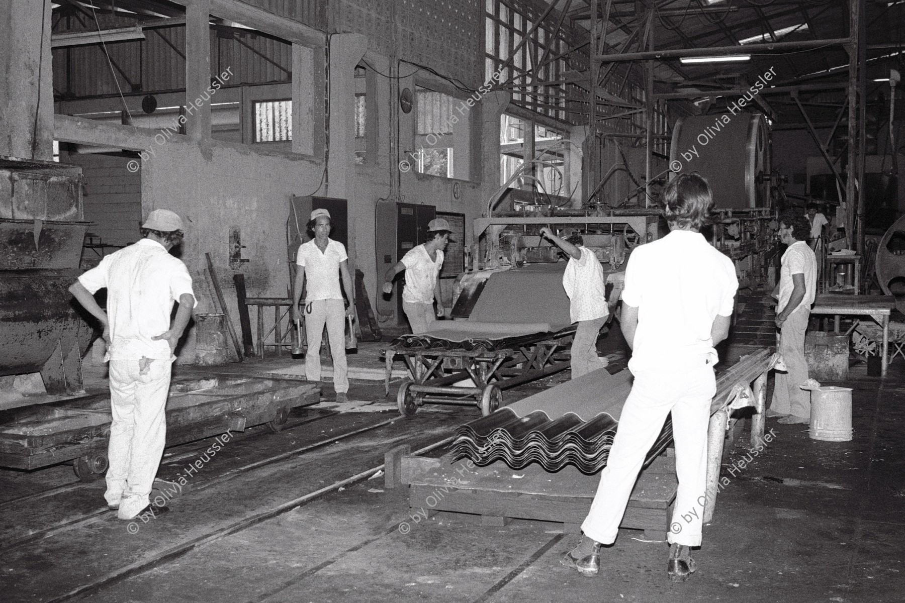 Image of sheet 19881040 photo 6: In der Eternit Fabrik 'Nicalit' in Nicaragua wird noch mit asbest gearbeitet. 1988 √

Asbesthaltige Produkte fuer den Gartenbau, am 19. Dezember 1988 in der Nicalit Asbest-Fabrik in San Rafael del Sur in Nicaragua, Zentralamerika. Die Nicalit gehoert zum Schmidheiny-Konzern, der weltweit in verschiedenen Fabriken Produkte mit Asbestfasern herstellt. Jahre danach sind viele ehemalige Asbest-Arbeiter an Asbestose erkrankt, einer Krankheit die durch die Asbestfasern ausgeloest wird. Die wenigsten dieser Arbeiter erhielten Entschaedigungen, nachdem die gesundheitsschaedigenden Eigensschaften von Asbest bekannt wurden, die meisten sind ihrer Krankheit
Reportage über die Produktion von mit Asbest produziertem und mit neuer Technologie hergestellem Material bei der damaligen Schmidheiny Tochter Nicalit in San Rafael del Sur.
Viele der ArbeiterInnen leben heute nicht mehr, das sie ohne Schutz gearbeitet haben.