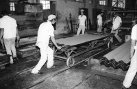Image of sheet 19881040 photo 9: In Nicaragua arbeiten die Arbeiter der 'Nicalit', eine Tochter von Eternit,  mit Asbest aus der Sovietunion. 1988 Arbeit Wellblech neue Technologie Produktion Männer Fabrik San Raffael del Sur
