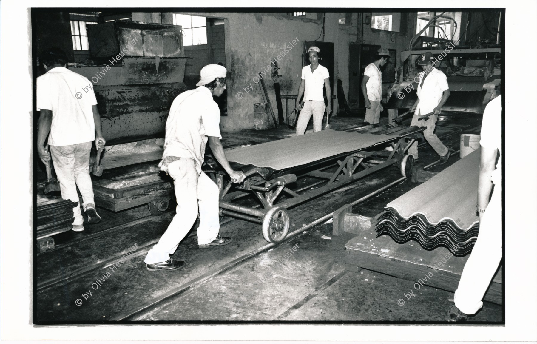 Image of sheet 19881040 photo 9: In Nicaragua arbeiten die Arbeiter der 'Nicalit', eine Tochter von Eternit,  mit Asbest aus der Sovietunion. 1988 Arbeit Wellblech neue Technologie Produktion Männer Fabrik San Raffael del Sur