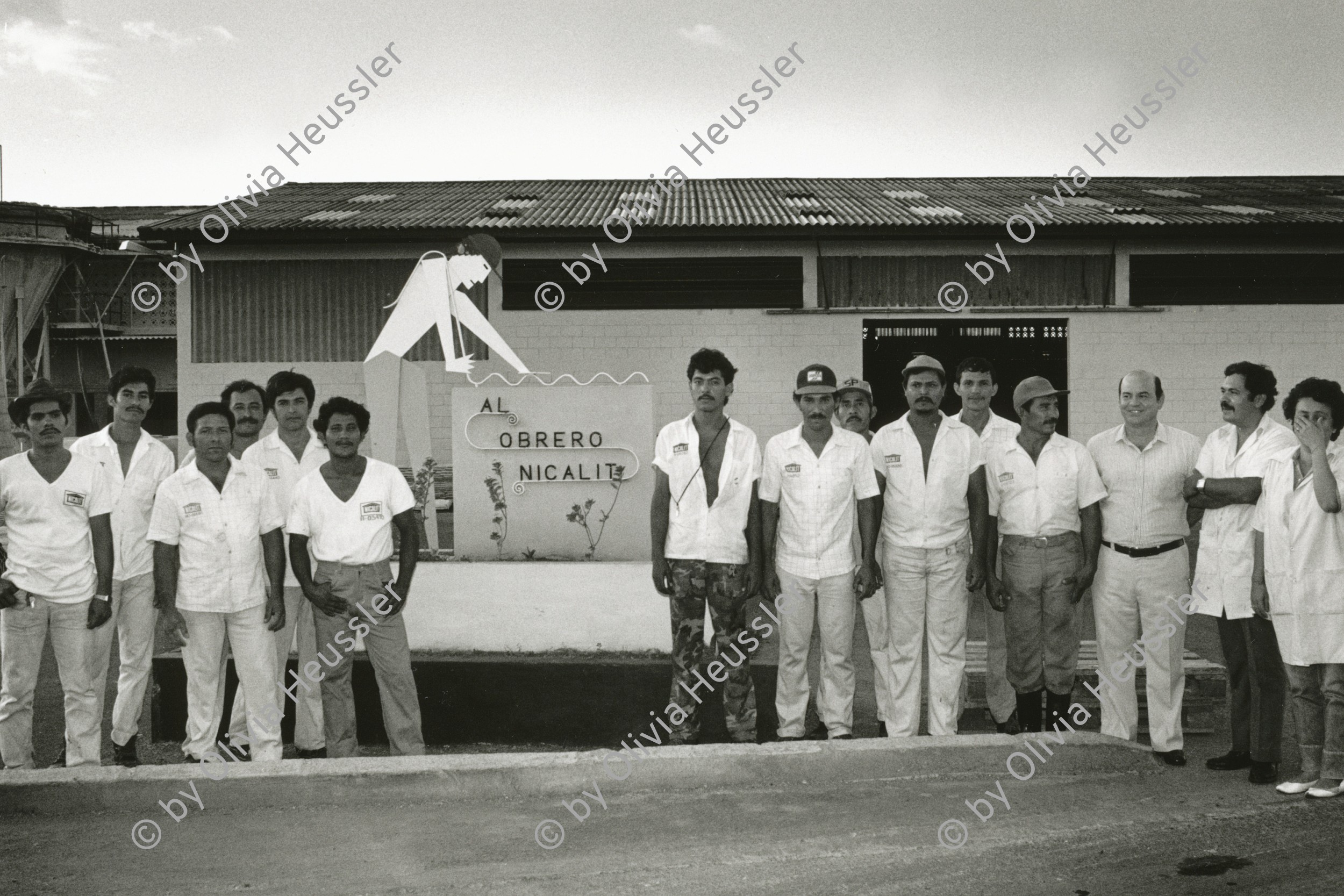 Image of sheet 19881050 photo 11: frtsg. 881040  Zwei Arbeiter der Nicalit (Eternit-Tochter) arbeiten in einem Tank. Gruppenbild der Arbeiter.
Schweizer Multis in der dritten Welt Blumenkästen Blumenvase Blumentöpfe
Nicaragua 1988 √

Asbesthaltige Produkte fuer den Gartenbau, am 19. Dezember 1988 in der Nicalit Asbest-Fabrik in San Raffael del Sur in Nicaragua, Zentralamerika. Die Nicalit gehoert zum Schmidheiny-Konzern, der weltweit in verschiedenen Fabriken Produkte mit Asbestfasern herstellt. Jahre danach sind viele ehemalige Asbest-Arbeiter an Asbestose erkrankt, einer Krankheit die durch die Asbestfasern ausgeloest wird. Die wenigsten dieser Arbeiter erhielten Entschaedigungen, nachdem die gesundheitsschaedigenden Eigensschaften von Asbest bekannt wurden, die meisten sind ihrer Krankheit