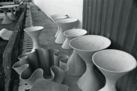 Image of sheet 19881050 photo 5: Asbesthaltige Produkte fuer den Gartenbau, am 19. Dezember 1988 in der Nicalit Asbest-Fabrik in San Raffael del Sur in Nicaragua, Zentralamerika. Die Nicalit gehoert zum Schmidheiny-Konzern, der weltweit in verschiedenen Fabriken Produkte mit Asbestfasern herstellt. Jahre danach sind viele ehemalige Asbest-Arbeiter an Asbestose erkrankt, einer Krankheit die durch die Asbestfasern ausgeloest wird. Die wenigsten dieser Arbeiter erhielten Entschaedigungen, nachdem die gesundheitsschaedigenden Eigensschaften von Asbest bekannt wurden, die meisten sind ihrer Krankheit
Aus: «Der Traum von Solentiname» EPF, Zürich 
«El Sueño de Solentiname» IHNCA Managua p.118