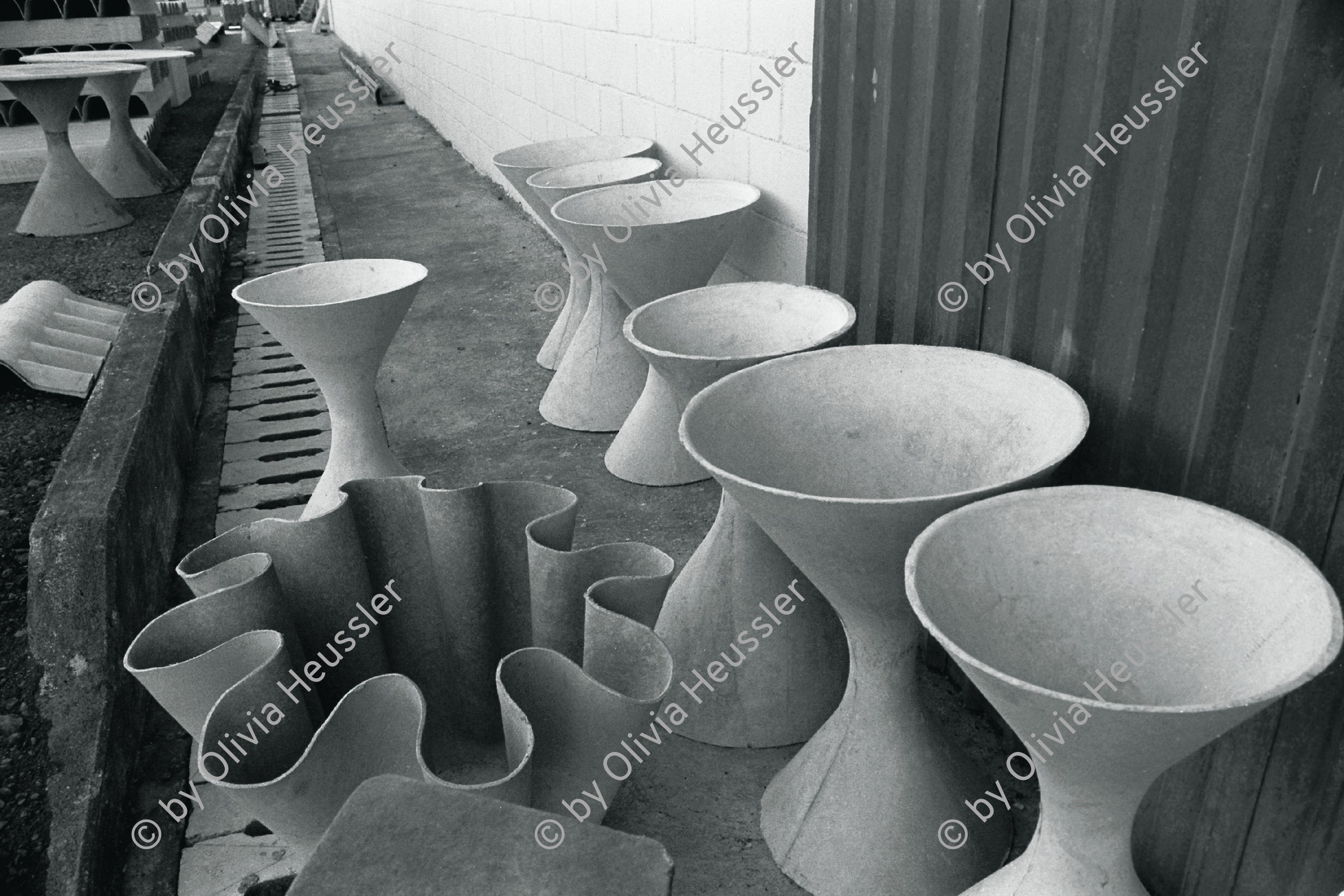 Image of sheet 19881050 photo 5: Asbesthaltige Produkte fuer den Gartenbau, am 19. Dezember 1988 in der Nicalit Asbest-Fabrik in San Raffael del Sur in Nicaragua, Zentralamerika. Die Nicalit gehoert zum Schmidheiny-Konzern, der weltweit in verschiedenen Fabriken Produkte mit Asbestfasern herstellt. Jahre danach sind viele ehemalige Asbest-Arbeiter an Asbestose erkrankt, einer Krankheit die durch die Asbestfasern ausgeloest wird. Die wenigsten dieser Arbeiter erhielten Entschaedigungen, nachdem die gesundheitsschaedigenden Eigensschaften von Asbest bekannt wurden, die meisten sind ihrer Krankheit
Aus: «Der Traum von Solentiname» EPF, Zürich 
«El Sueño de Solentiname» IHNCA Managua p.118
