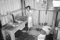 Image of sheet 19881060 photo 12: Reportage über die Produktion von mit Asbest produziertem und mit neuer Technologie hergestellem Material bei der damaligen Schmidheiny Tochter Nicalit in San Rafael del Sur.
Viele der ArbeiterInnen leben heute nicht mehr, das sie ohne Schutz gearbeitet haben.