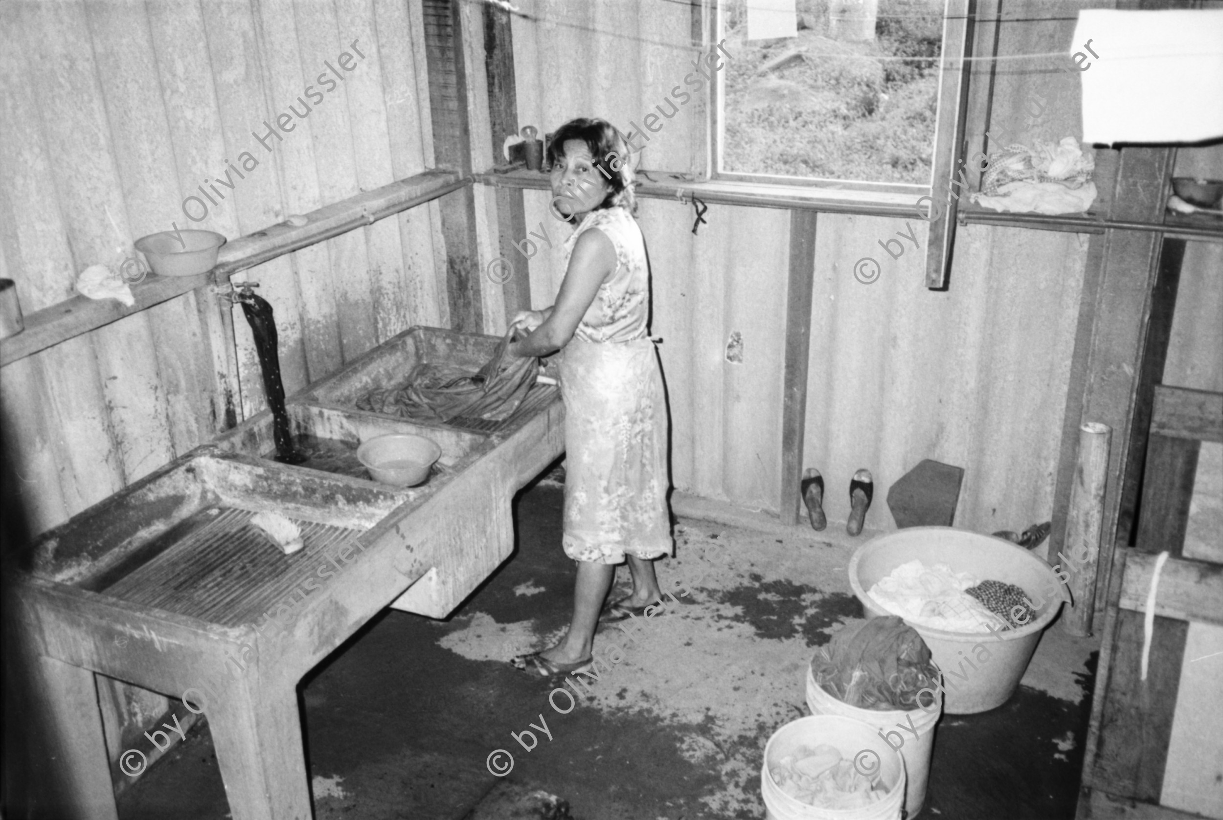 Image of sheet 19881060 photo 12: Reportage über die Produktion von mit Asbest produziertem und mit neuer Technologie hergestellem Material bei der damaligen Schmidheiny Tochter Nicalit in San Rafael del Sur.
Viele der ArbeiterInnen leben heute nicht mehr, das sie ohne Schutz gearbeitet haben.