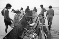 Image of sheet 19881060 photo 19: Reportage über die Produktion von mit Asbest produziertem und mit neuer Technologie hergestellem Material bei der damaligen Schmidheiny Tochter Nicalit in San Rafael del Sur.
Viele der ArbeiterInnen leben heute nicht mehr, das sie ohne Schutz gearbeitet haben.
