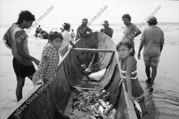 Image of sheet 19881060 photo 19: Reportage über die Produktion von mit Asbest produziertem und mit neuer Technologie hergestellem Material bei der damaligen Schmidheiny Tochter Nicalit in San Rafael del Sur.
Viele der ArbeiterInnen leben heute nicht mehr, das sie ohne Schutz gearbeitet haben.