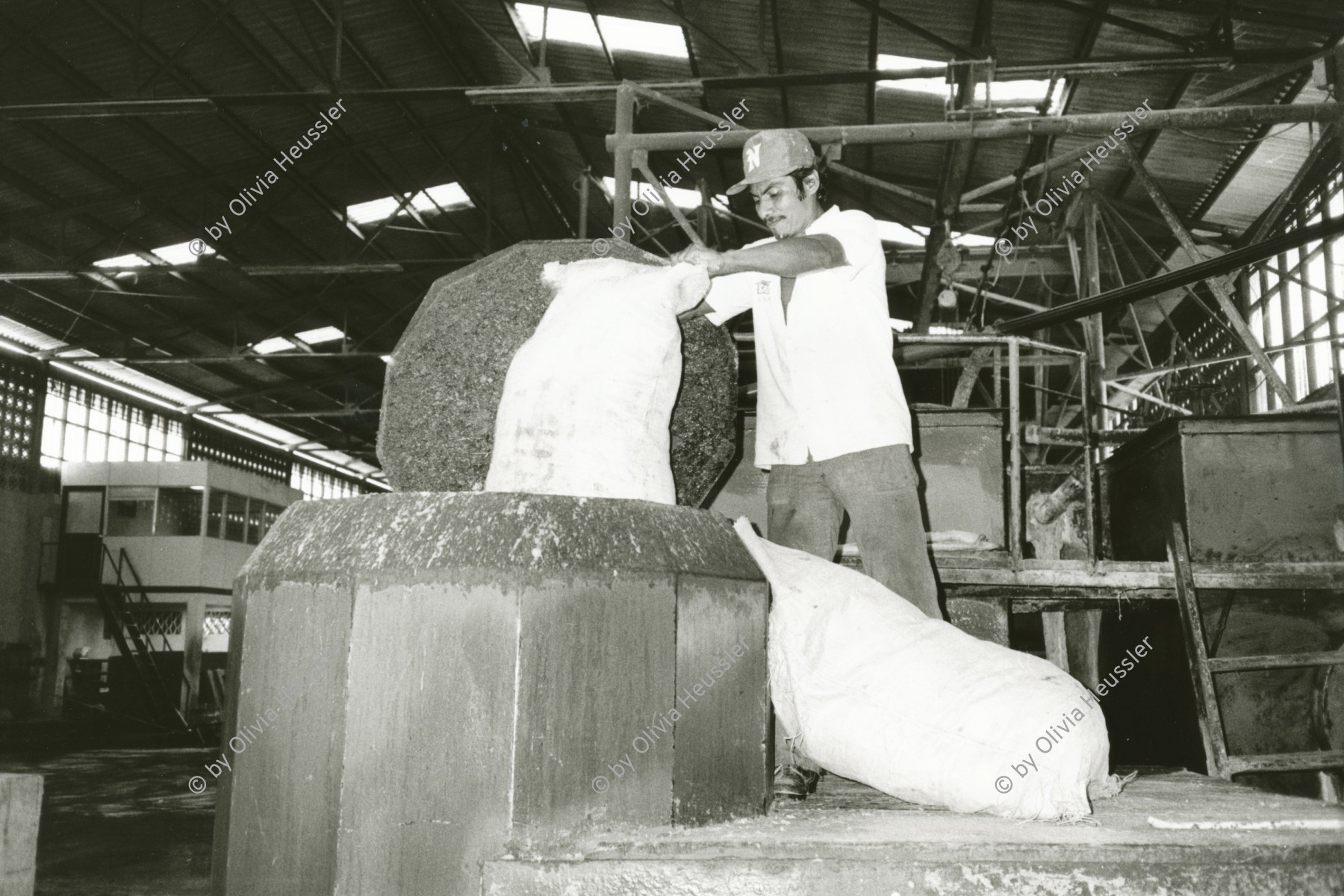 Image of sheet 19881060 photo 3: In der Fabrik 'Nicalit', einer Tochterfirma des Schweizer Multis Schmidheinys, wird noch mit Asbest gearbeitet. Nicaragua, 1988 √

Nicalit Asbest-Fabrik in San Raffael del Sur in Nicaragua, Zentralamerika. Die Nicalit gehoert zum Schmidheiny-Konzern, der weltweit in verschiedenen Fabriken Produkte mit Asbestfasern herstellt. Jahre danach sind viele ehemalige Asbest-Arbeiter an Asbestose erkrankt, einer Krankheit die durch die Asbestfasern ausgeloest wird. Die wenigsten dieser Arbeiter erhielten Entschaedigungen, nachdem die gesundheitsschaedigenden Eigensschaften von Asbest bekannt wurden, die meisten sind ihrer Krankheit bereits erlegen.