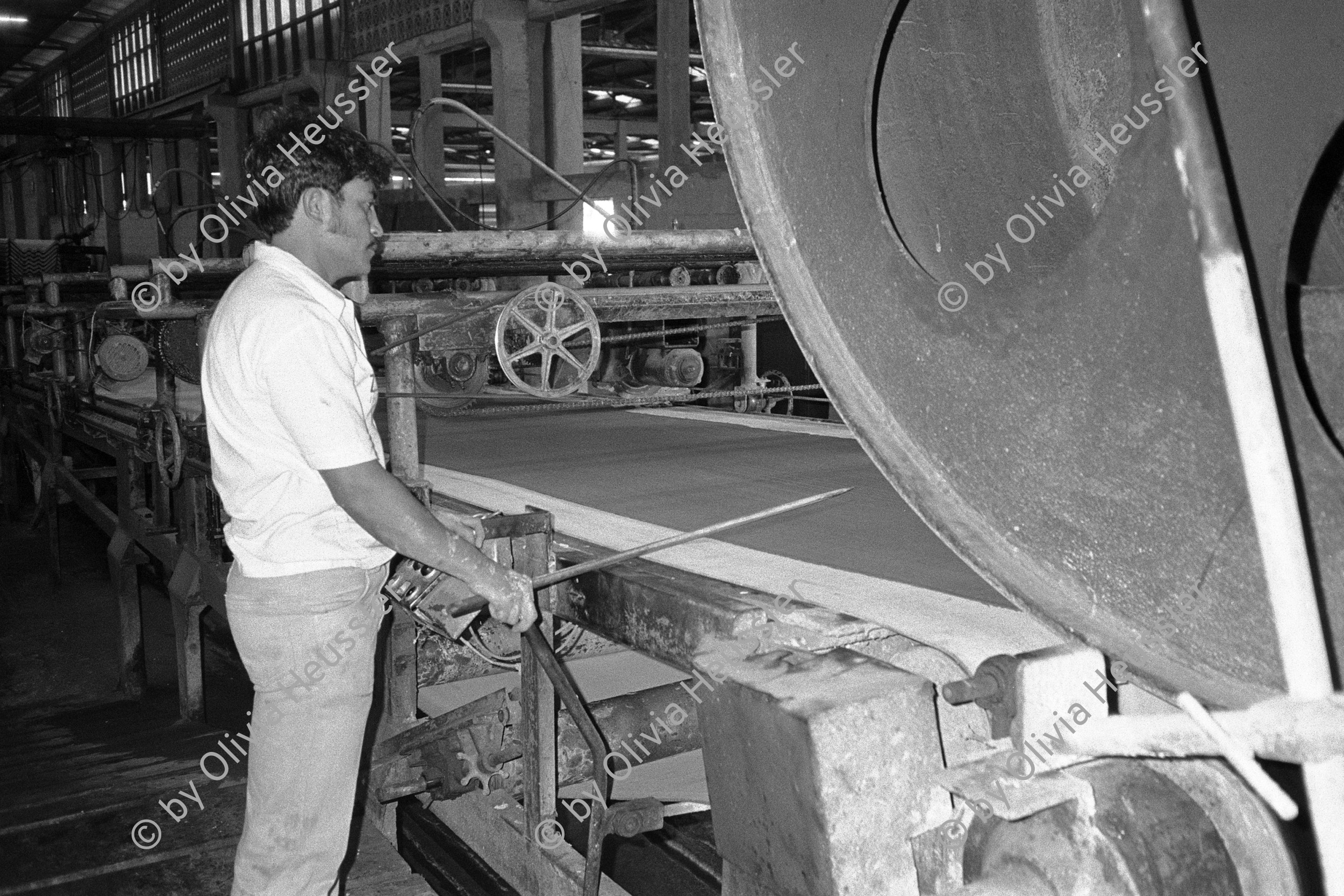 Image of sheet 19881060 photo 5: Reportage über die Produktion von mit Asbest produziertem und mit neuer Technologie hergestellem Material bei der damaligen Schmidheiny Tochter Nicalit in San Rafael del Sur.
Viele der ArbeiterInnen leben heute nicht mehr, das sie ohne Schutz gearbeitet haben.