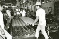 Image of sheet 19881060 photo 7: In der Fabrik 'Nicalit', einer Tochterfirma des Schweizer Multis Schmidheynis, wird noch mit Asbest gearbeitet. Nicaragua, 1988 √


Nicalit Asbest-Fabrik in San Raffael del Sur in Nicaragua, Zentralamerika. Die Nicalit gehoert zum Schmidheiny-Konzern, der weltweit in verschiedenen Fabriken Produkte mit Asbestfasern herstellt. Jahre danach sind viele ehemalige Asbest-Arbeiter an Asbestose erkrankt, einer Krankheit die durch die Asbestfasern ausgeloest wird. Die wenigsten dieser Arbeiter erhielten Entschaedigungen, nachdem die gesundheitsschaedigenden Eigensschaften von Asbest bekannt wurden, die meisten sind ihrer Krankheit bereits erlegen.