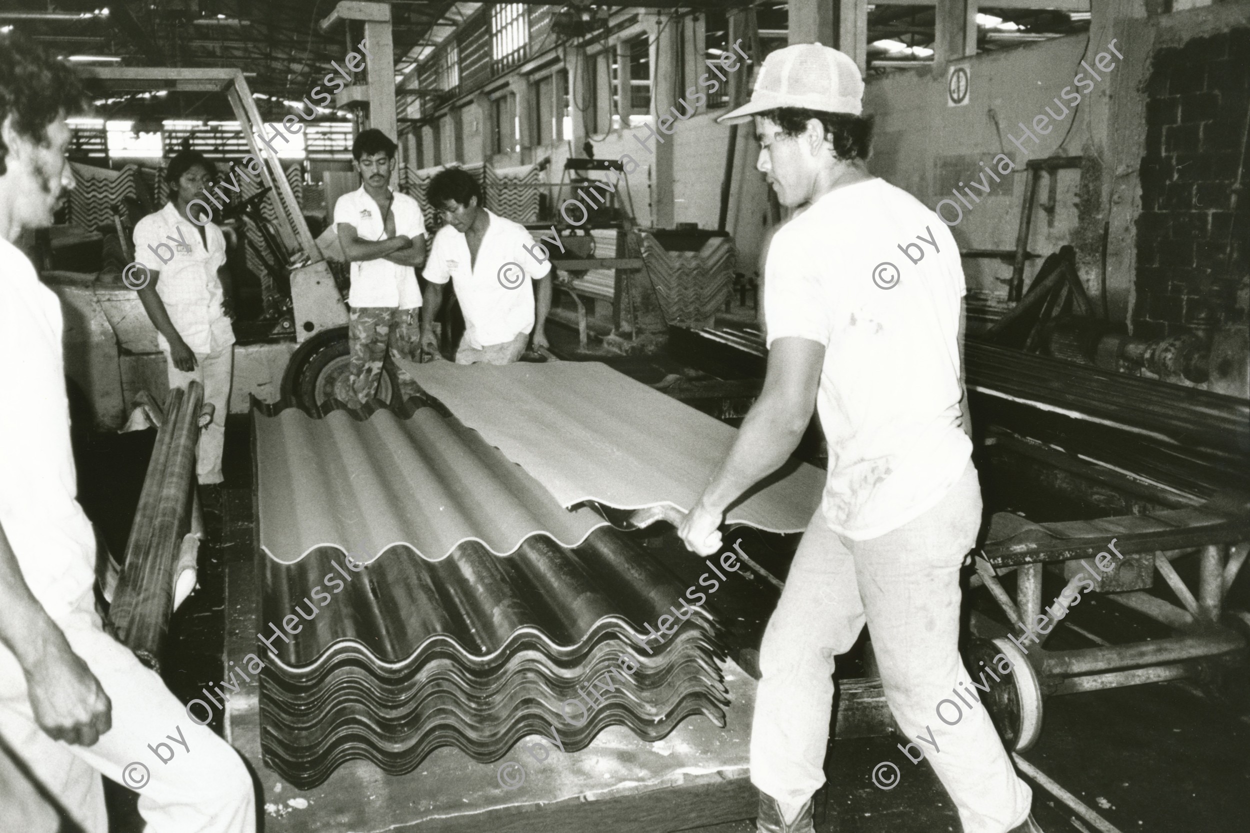 Image of sheet 19881060 photo 7: In der Fabrik 'Nicalit', einer Tochterfirma des Schweizer Multis Schmidheynis, wird noch mit Asbest gearbeitet. Nicaragua, 1988 √


Nicalit Asbest-Fabrik in San Raffael del Sur in Nicaragua, Zentralamerika. Die Nicalit gehoert zum Schmidheiny-Konzern, der weltweit in verschiedenen Fabriken Produkte mit Asbestfasern herstellt. Jahre danach sind viele ehemalige Asbest-Arbeiter an Asbestose erkrankt, einer Krankheit die durch die Asbestfasern ausgeloest wird. Die wenigsten dieser Arbeiter erhielten Entschaedigungen, nachdem die gesundheitsschaedigenden Eigensschaften von Asbest bekannt wurden, die meisten sind ihrer Krankheit bereits erlegen.