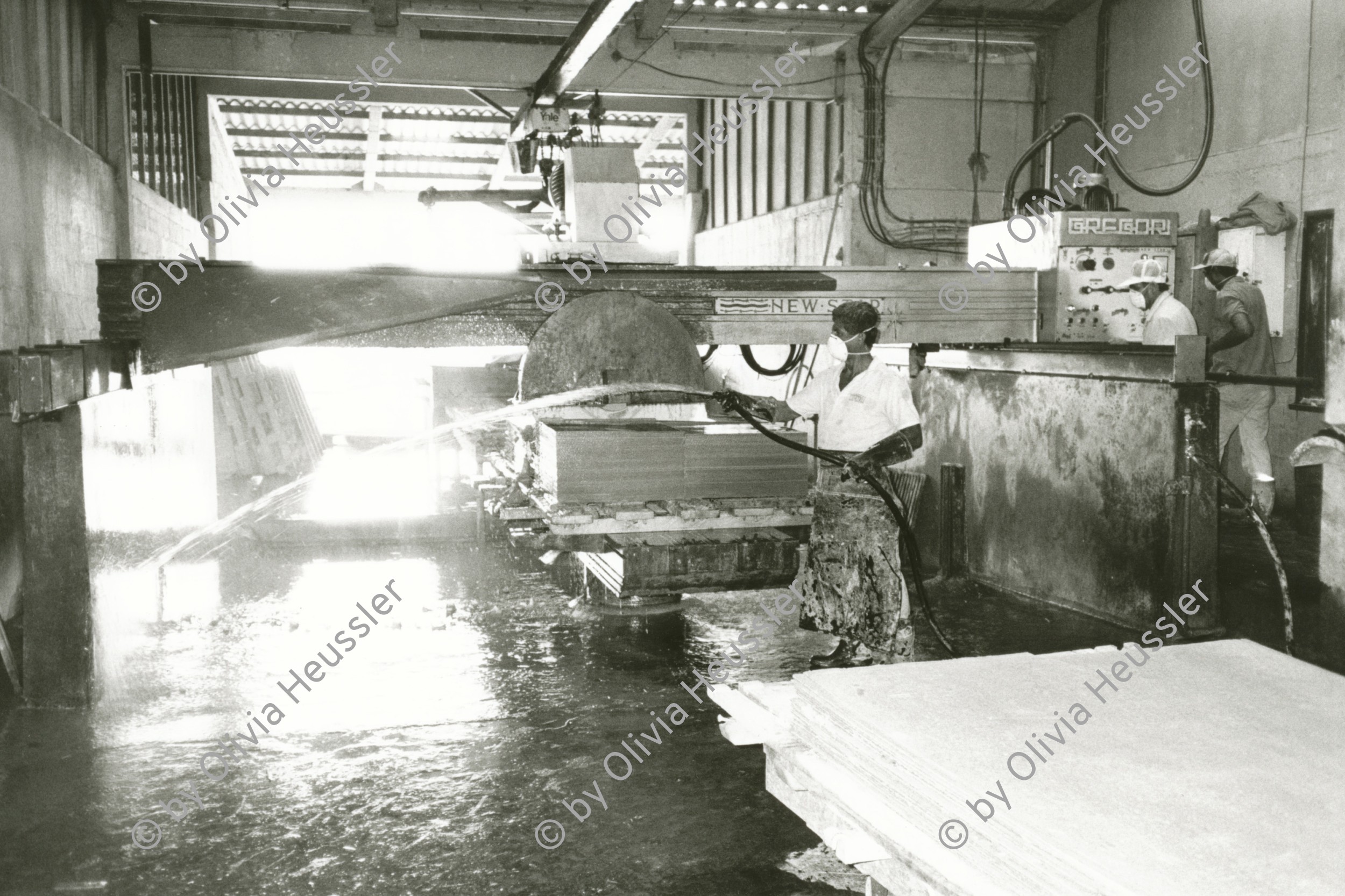 Image of sheet 19881060 photo 9: In der Fabrik 'Nicalit', einer Tochterfirma des Schweizer Multis Schmidheinys, wird noch mit Asbest gearbeitet. Nicaragua, 1988 √

Nicalit Asbest-Fabrik in San Raffael del Sur in Nicaragua, Zentralamerika. Die Nicalit gehoert zum Schmidheiny-Konzern, der weltweit in verschiedenen Fabriken Produkte mit Asbestfasern herstellt. Jahre danach sind viele ehemalige Asbest-Arbeiter an Asbestose erkrankt, einer Krankheit die durch die Asbestfasern ausgeloest wird. Die wenigsten dieser Arbeiter erhielten Entschaedigungen, nachdem die gesundheitsschaedigenden Eigensschaften von Asbest bekannt wurden, die meisten sind ihrer Krankheit bereits erlegen.