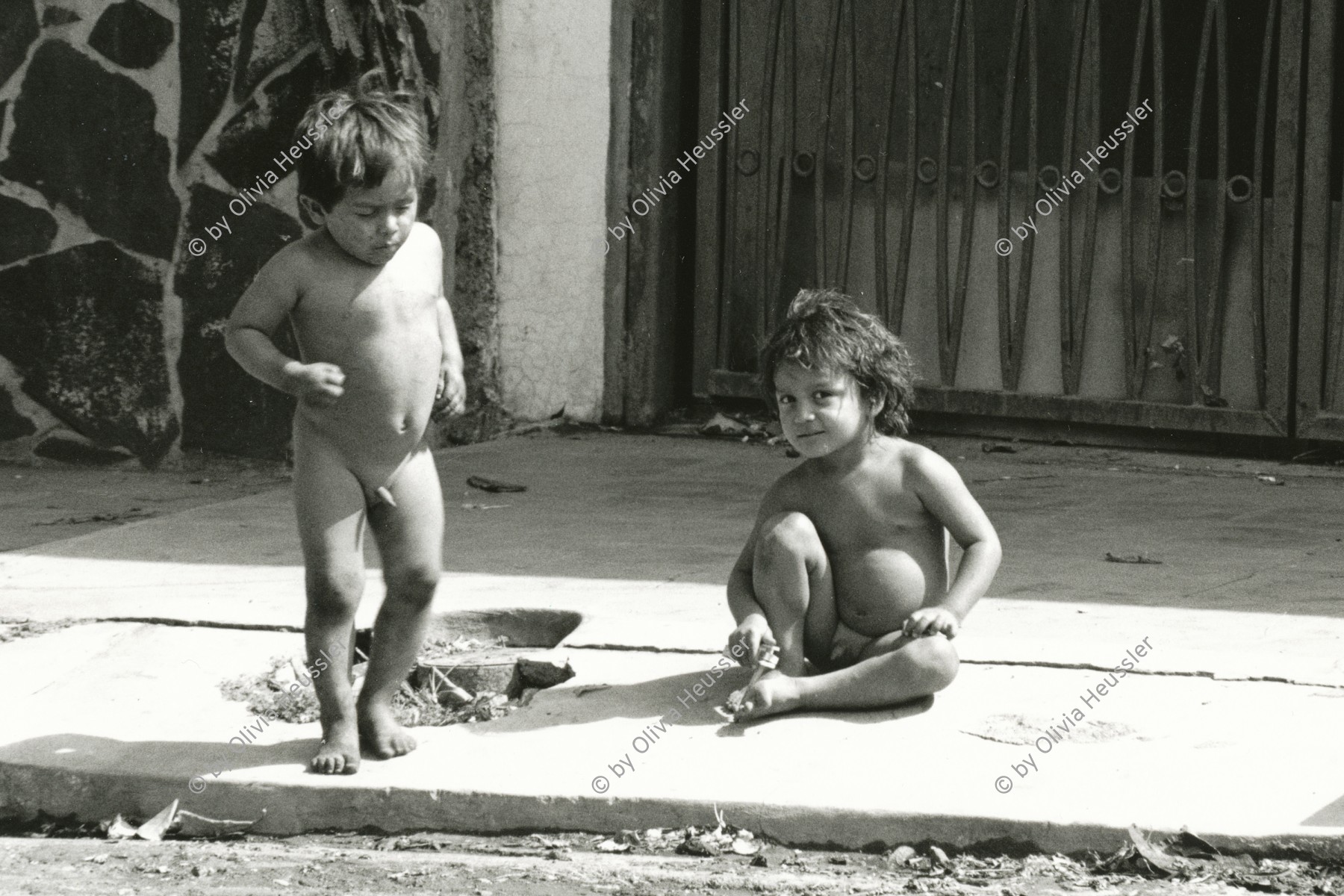 Image of sheet 19881070 photo 21: © 1988, Olivia Heussler/www.clic.li
Kinder. Nackte Kleinkinder auf dem Gehsteig. Strassenkind Knabe Managua Nicaragua 1988 √
children baby street boy