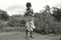 Image of sheet 19881070 photo 36: © 1988, Olivia Heussler/www.clic.li
Der kleine Junge wohnt in den Ruinen Managuas. Managua Nicaragua 1988 √

money boy child poorness