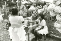 Image of sheet 19881080 photo 11: Zwei Frauen verkaufen an ihrem Stand Ware. Am Markt in Masaya. Nicaragua 1988 √