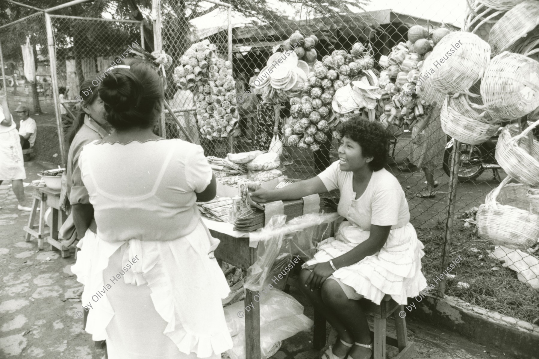 Image of sheet 19881080 photo 11: Zwei Frauen verkaufen an ihrem Stand Ware. Am Markt in Masaya. Nicaragua 1988 √