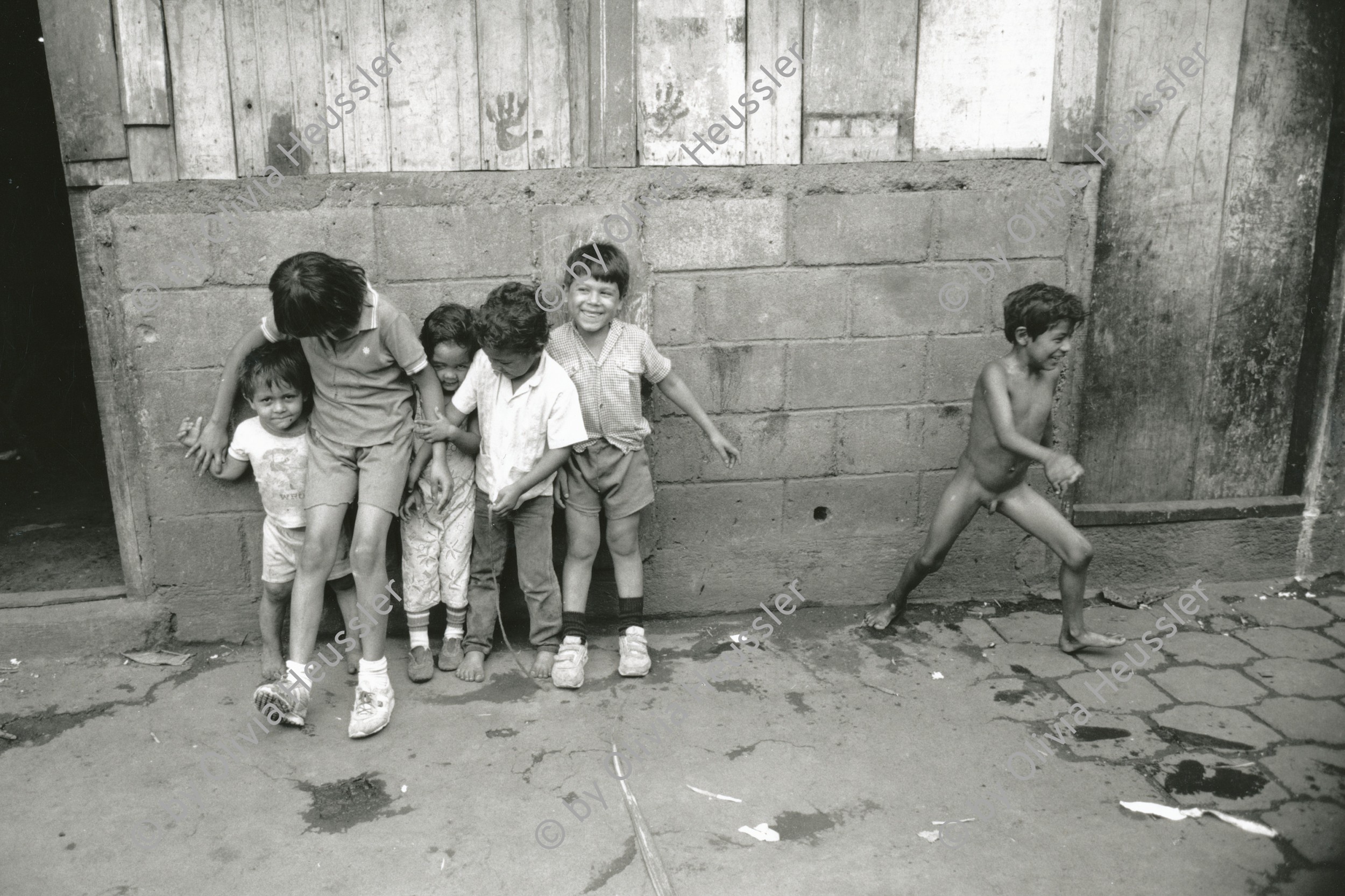 Image of sheet 19881080 photo 3: Eine Kindergruppe in einem armen Stadtteil Managuas. 
Kindergruppe in Altagracia. Managua 1988 Meine Nachbarkinder. Einer springt nackt davon. Nicaragua 1988 Gruppenbild
√