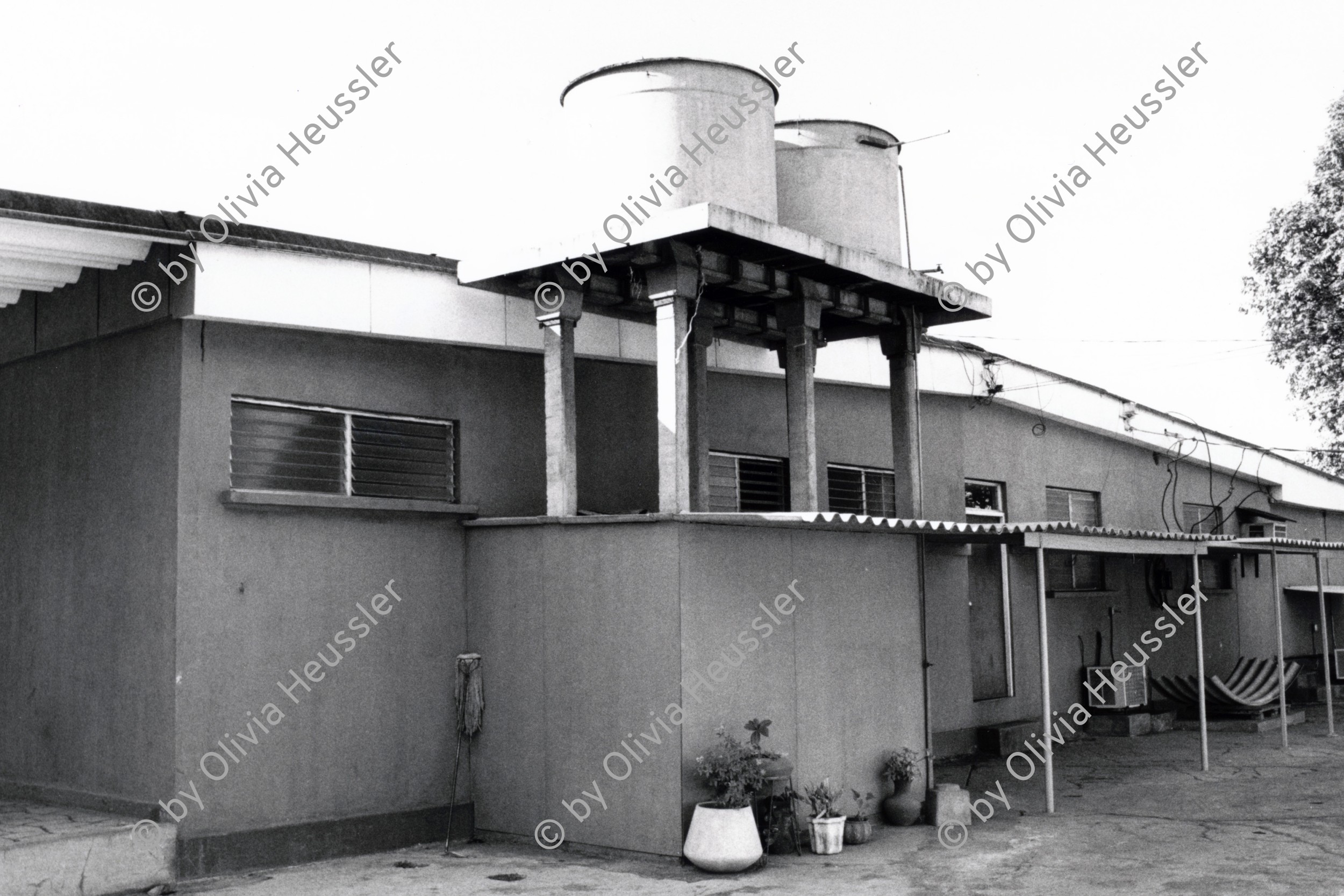 Image of sheet 19881090 photo 33: Im Auslieferungslager für Eternit Bauelemente mit Asbest, hier Wassertänke. Managua Nicaragua. 1988 √

In der Eternit Fabrik 'Nicalit' in Nicaragua wird noch mit Asbest aus der ehemaligen Sowietunion UDSSR gearbeitet. 1988 √

Asbesthaltige Produkte fuer den Gartenbau, am 19. Dezember 1988 in der Nicalit Asbest-Fabrik in San Rafael del Sur in Nicaragua, Zentralamerika. Die Nicalit gehoert zum Schmidheiny-Konzern, der weltweit in verschiedenen Fabriken Produkte mit Asbestfasern herstellt. Jahre danach sind viele ehemalige Asbest-Arbeiter an Asbestose erkrankt, einer Krankheit die durch die Asbestfasern ausgeloest wird. Die wenigsten dieser Arbeiter erhielten Entschaedigungen, nachdem die gesundheitsschaedigenden Eigensschaften von Asbest bekannt wurden, die meisten sind ihrer Krankheit
Reportage über die Produktion von mit Asbest produziertem und mit neuer Technologie hergestellem Material bei der damaligen Schmidheiny Tochter Nicalit in San Rafael del Sur.
Viele der ArbeiterInnen leben heute nicht mehr, das sie ohne Schutz gearbeitet haben.