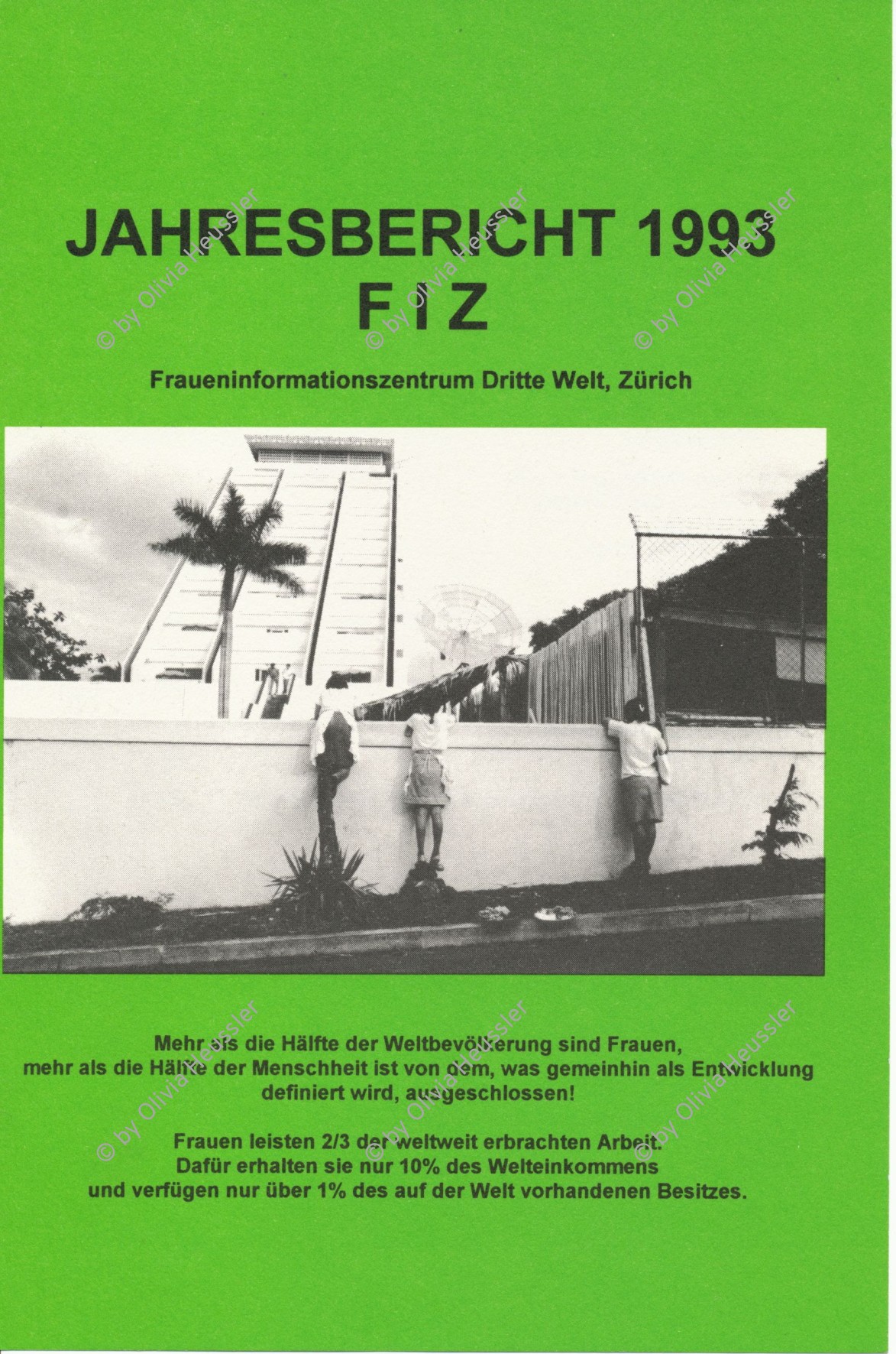 Image of sheet 19881100 photo 22: Dienstmädchen Angestellte Arbeiterinnen Hausangestellte Frauen beobachten das Weihnachtsfest der reichen Leute im Hotel Intercontinental von aussen über die Mauer. Hotel Intercontinental Managua Nicaragua 1988