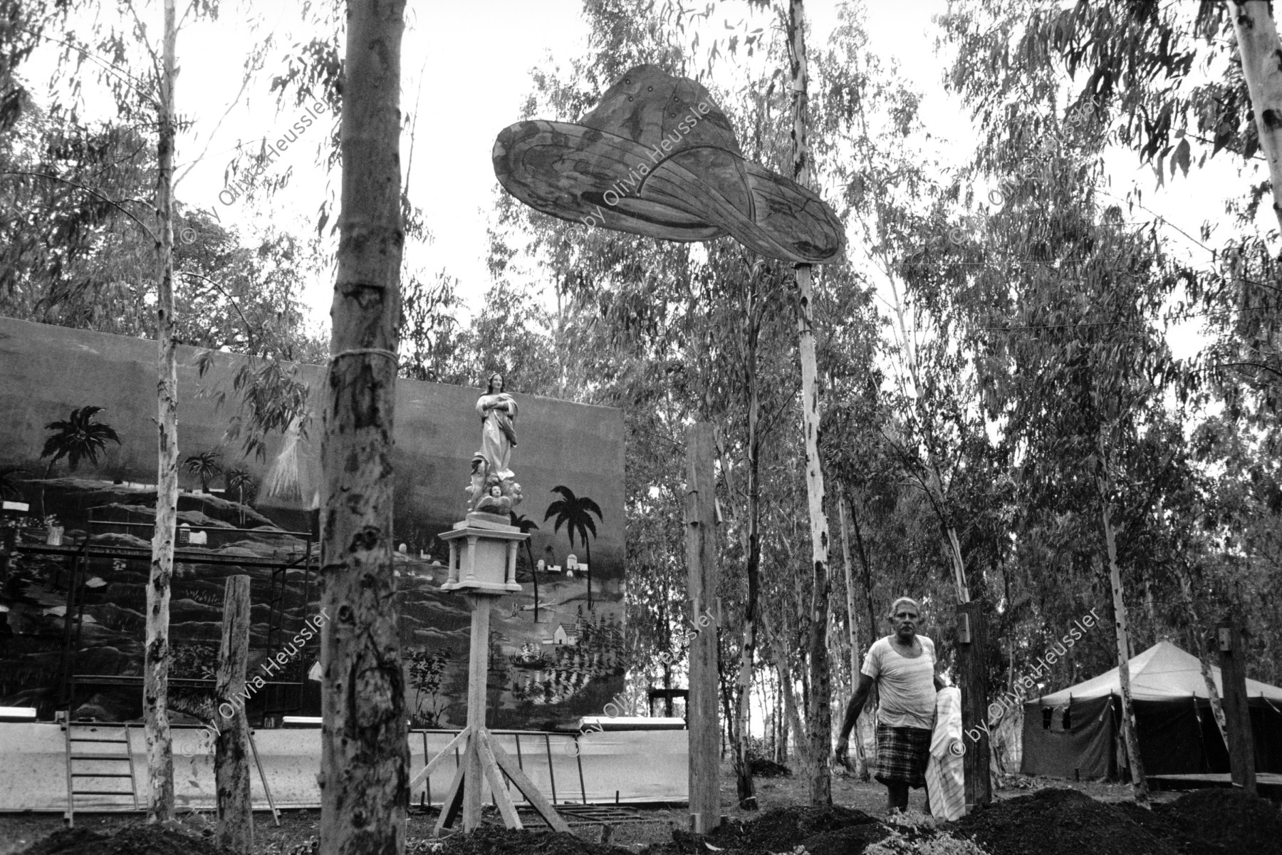 Image of sheet 19881100 photo 7: Der Hut in der Luft ist das Symbol der Cachorros, den jungen Soldaten des Militärdienstes. SMP Er wird Sombrerito genannt. Er ist aus Karton und hängt in der Luft. Managua 1988
Während dem Weihnachtsfest stellt auch das Sandinistische Innenministerium für seine Soldaten eine Bethlehemer Maria Krippe auf. Managua Nicaragua 12.88 1988 √
Militär Sombrerito Sombrero Cachorros Armee soldier army
Imagen de Navidad para las tropas que están de permiso.
Parque Pedro Joaquín Chamorro, Managua, 1988
Christmas picture for troops on leave.