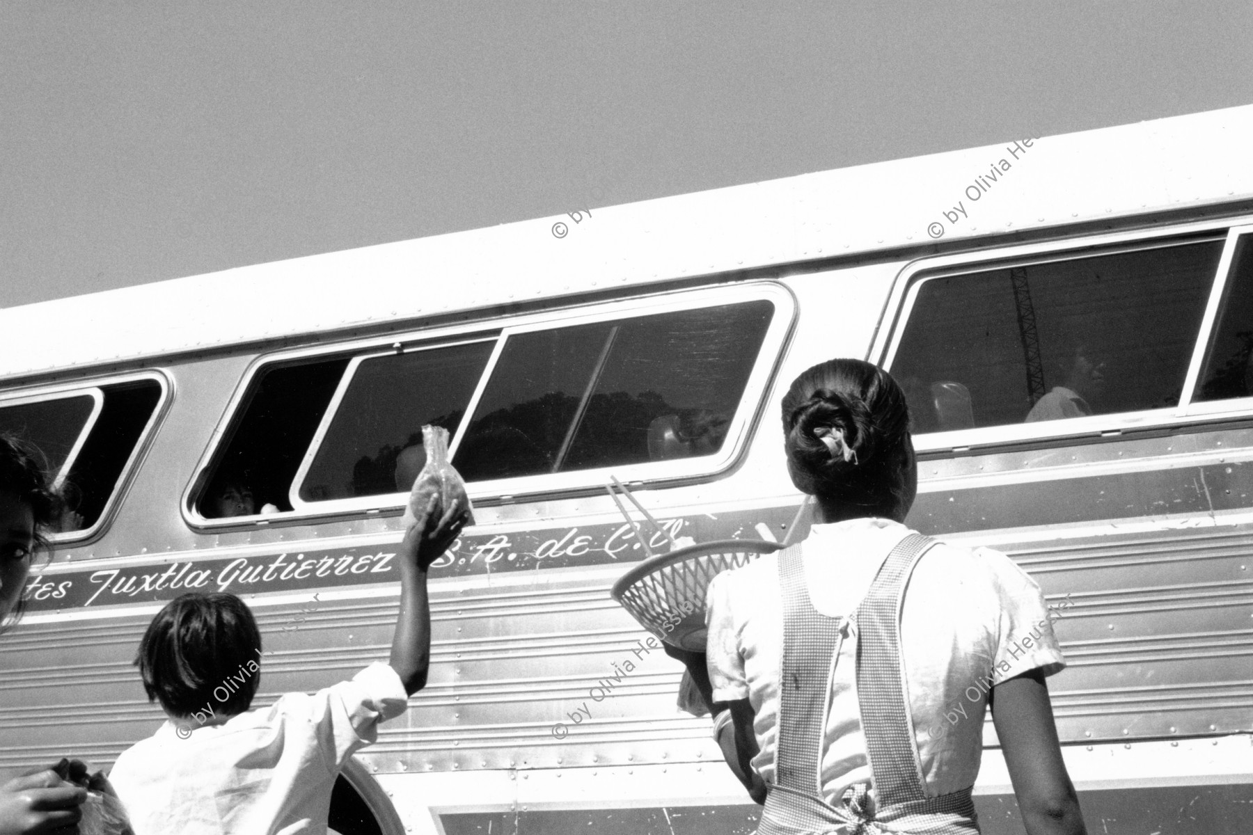 Image of sheet 19881110 photo 19: Händlerinnen verkaufen Fahrgästen Nahrungsmittel, Mexico, San Juan de Chamula 1988. vendedora comida autobus transporte transport public women woman merchant dealer food