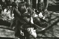 Image of sheet 19881110 photo 28: Indigenes Mädchen trägt ihren kleinen Bruder im Tuch auf dem Rücken, San Juan de Chamula, Chiapas, 1988.