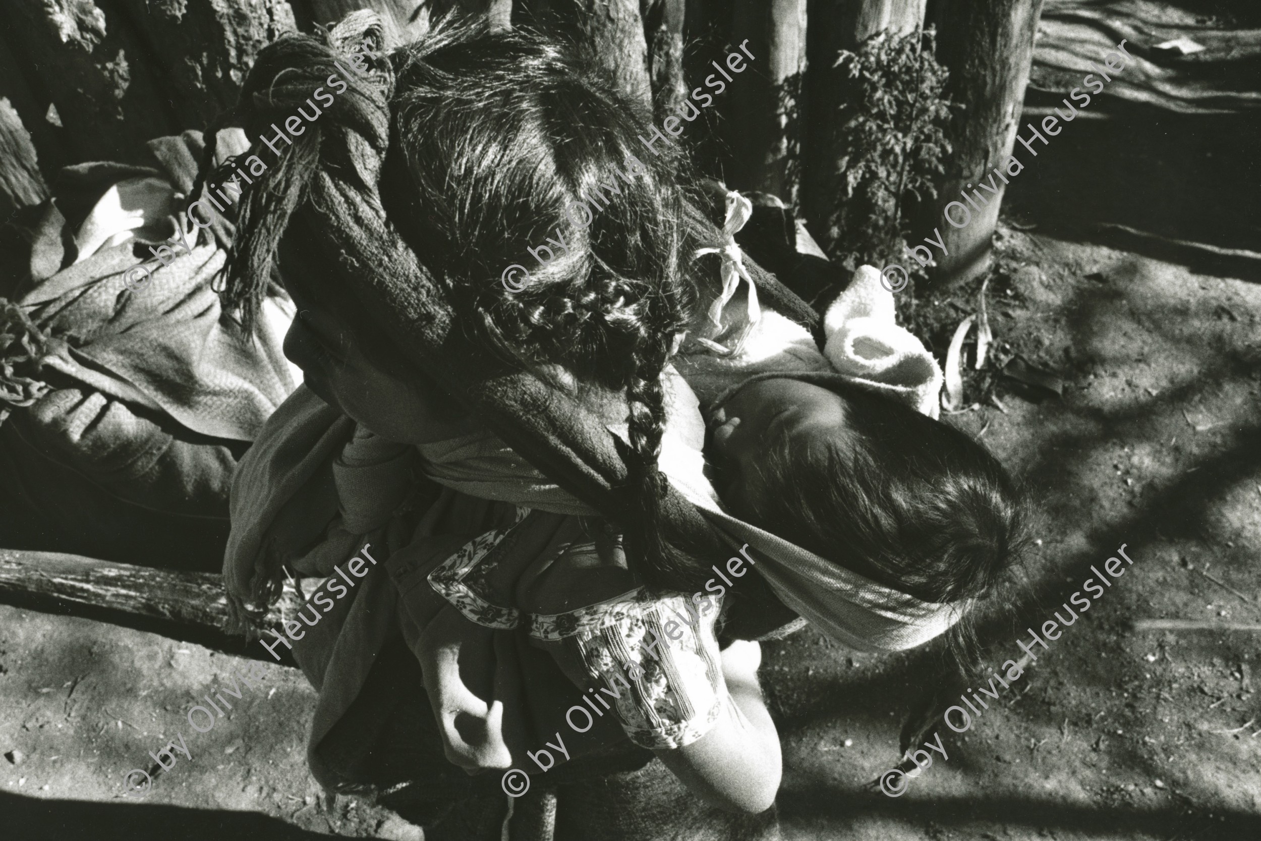 Image of sheet 19881110 photo 28: Indigenes Mädchen trägt ihren kleinen Bruder im Tuch auf dem Rücken, San Juan de Chamula, Chiapas, 1988.