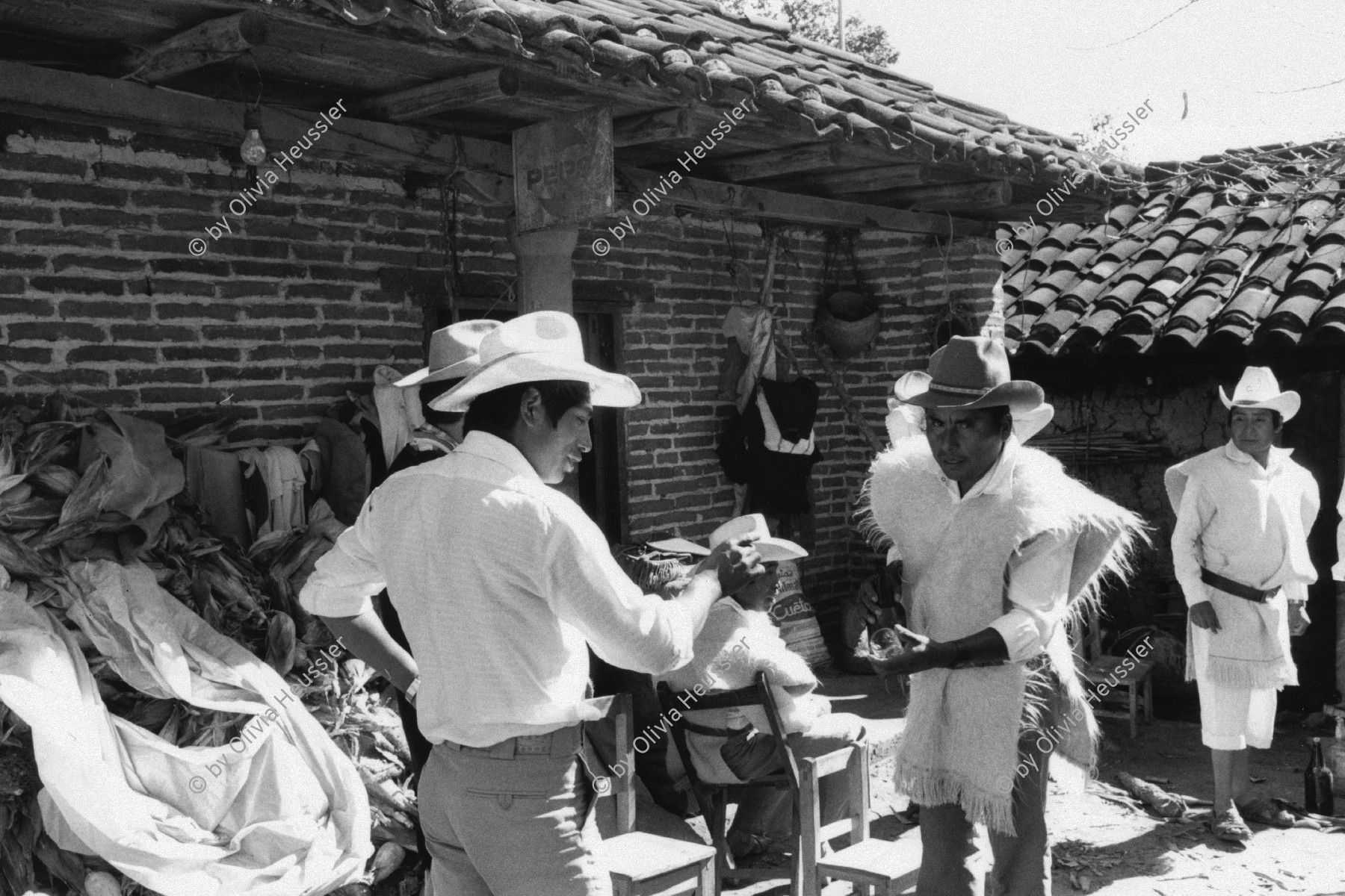 Image of sheet 19881110 photo 31: Zum Jahresende wird ein Fest mit Feuerwerken vorbereitet, Mexico, San Juan de Chamula 1988. Indios