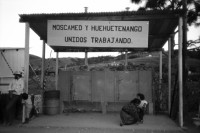 Image of sheet 19881120 photo 11: In Altagracia. Die Mutter von José, Quinonez José  Chepe und Olivia. Transparent an Busshaltestelle auf der Panamericana in Guatemala Moscamed y Huehuetenango unidos trabajando. Mutter mit Kind vor Verkaufsstand in Tracht. Im Buss sitz ein Vermummter mit Roger Staub Mütze. San Cristobal de las Casas Chiapas Chamulas Mexico auf dem Marsch zum Oberhaupt der Sippe. Die Frauen machen ihre Tortillas dort. Die Männer besuchen das abtretende Oberhaupt. Silvesternacht mit Antonio Turoc bei seinen Freunden ein ehemaliger Komunist. Mit Nikon Unterwasserkamera von Koni Nordmann fotografiert. Reiste im Bus mit Hans Peter Stamm aus Zürich. Nicaragua Guatemala Mexico 1988