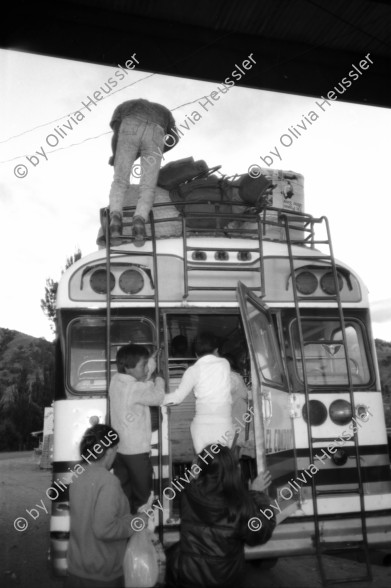 Image of sheet 19881120 photo 13: In Altagracia. Die Mutter von José, Quinonez José  Chepe und Olivia. Transparent an Busshaltestelle auf der Panamericana in Guatemala Moscamed y Huehuetenango unidos trabajando. Mutter mit Kind vor Verkaufsstand in Tracht. Im Buss sitz ein Vermummter mit Roger Staub Mütze. San Cristobal de las Casas Chiapas Chamulas Mexico auf dem Marsch zum Oberhaupt der Sippe. Die Frauen machen ihre Tortillas dort. Die Männer besuchen das abtretende Oberhaupt. Silvesternacht mit Antonio Turoc bei seinen Freunden ein ehemaliger Komunist. Mit Nikon Unterwasserkamera von Koni Nordmann fotografiert. Reiste im Bus mit Hans Peter Stamm aus Zürich. Nicaragua Guatemala Mexico 1988