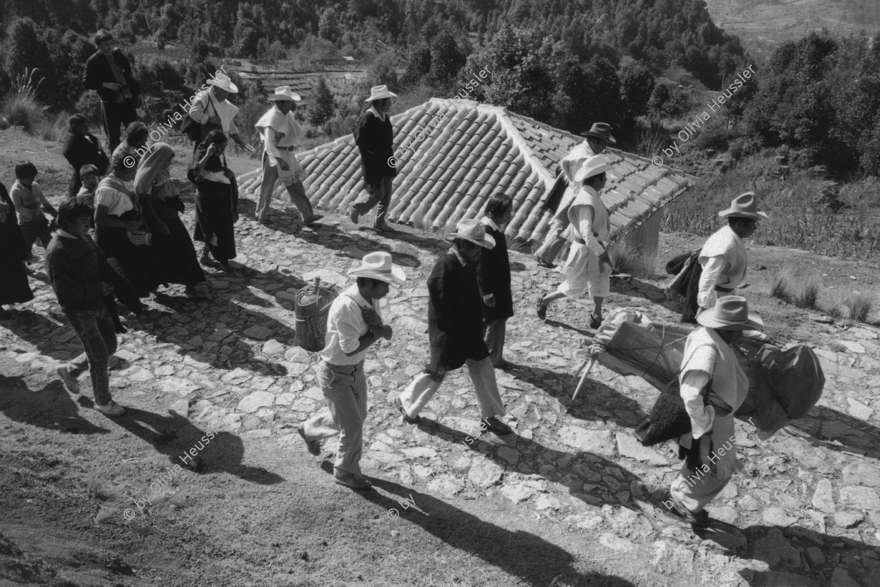 Image of sheet 19881120 photo 20: Zum Jahresende feiern die Chamula-Indianerinnen Indios ein Fest . Auf dem Weg zum Präsidenten der Gemeinde. San Juan de Chamula Chiapas Mexico 1988 √