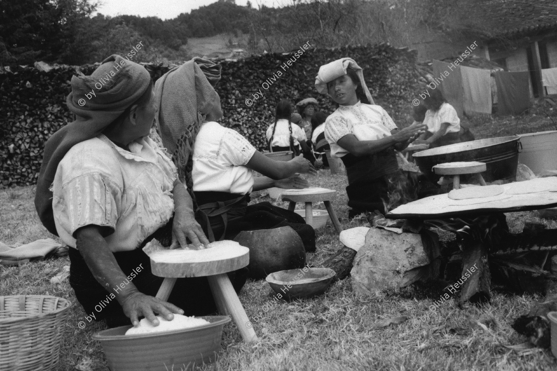 Image of sheet 19881120 photo 22: Zum Jahresende feiern die Chamula Frauen Indianerinnen Indios ein Fest und backen auf dem Feuer im Freien Tortillas. San Juan de Chamula Chiapas Mexico 1988 √