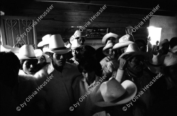 Image of sheet 19881130 photo 10: Die Gemeinde der Chamula- Indianer San Cristobal de las Casas fast alle mit Hüten,
verabschiedet das alte Oberhaupt am Sylvester und beklagt sich noch mal über die Dinge die nicht geklappt haben. Sie stehen in Gruppen in einem kleinen Raum. Die Frauen stehen und sitzen im Freien im Hof. Ich fotografiere sie blind. Pancho. Antonio Turok Fotograf Portrait. Mexico 1988 Indigenas Indigenos Indianer Indios