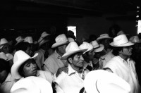 Image of sheet 19881130 photo 16: Die Gemeinde der Chamula- Indianer San Cristobal de las Casas fast alle mit Hüten,
verabschiedet das alte Oberhaupt am Sylvester und beklagt sich noch mal über die Dinge die nicht geklappt haben. Sie stehen in Gruppen in einem kleinen Raum. Die Frauen stehen und sitzen im Freien im Hof. Ich fotografiere sie blind. Pancho. Antonio Turok Fotograf Portrait. Mexico 1988 Indigenas Indigenos Indianer Indios