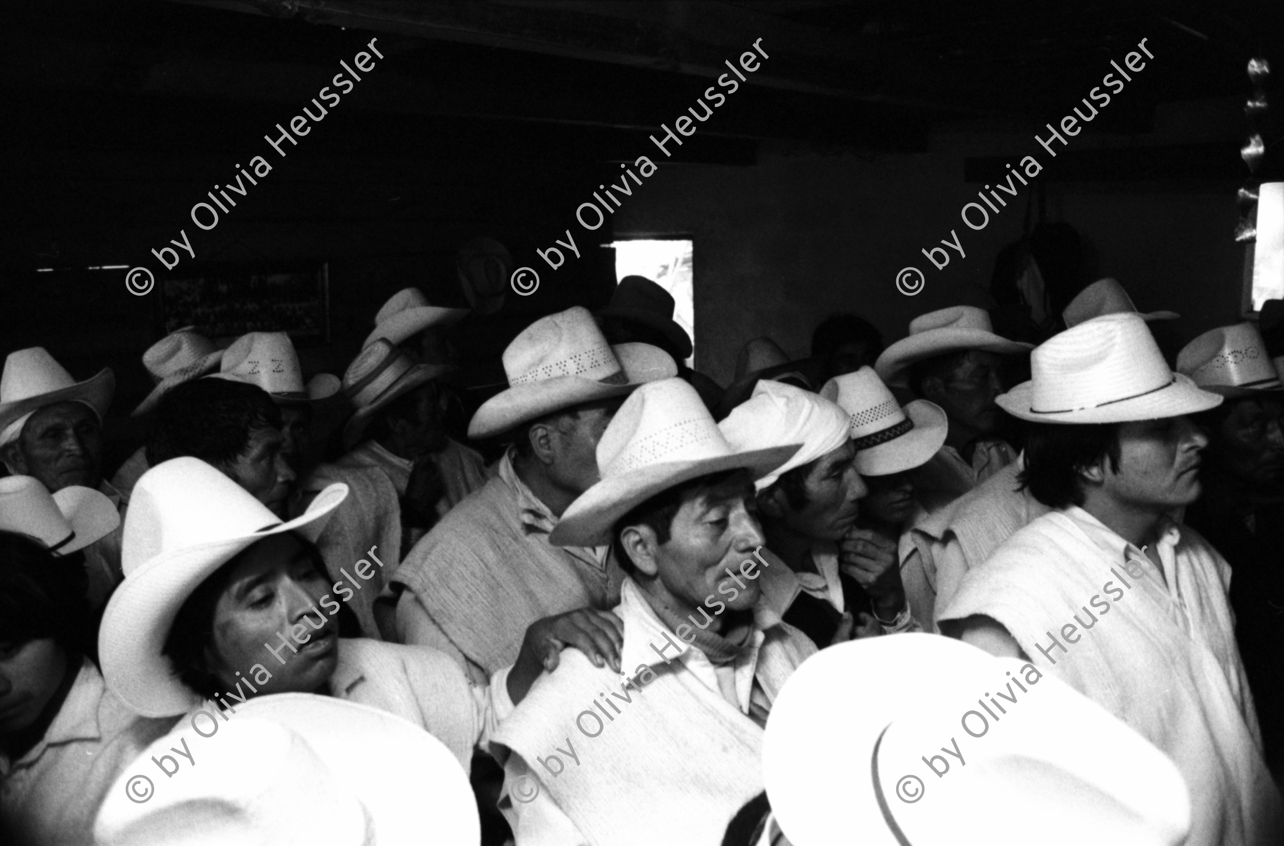 Image of sheet 19881130 photo 16: Die Gemeinde der Chamula- Indianer San Cristobal de las Casas fast alle mit Hüten,
verabschiedet das alte Oberhaupt am Sylvester und beklagt sich noch mal über die Dinge die nicht geklappt haben. Sie stehen in Gruppen in einem kleinen Raum. Die Frauen stehen und sitzen im Freien im Hof. Ich fotografiere sie blind. Pancho. Antonio Turok Fotograf Portrait. Mexico 1988 Indigenas Indigenos Indianer Indios