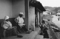 Image of sheet 19881130 photo 27: Chamula Indigene bestimmen am Neujahr ihren neuen Führer, San Juan de Chamula, San Cristobal de las Casas, Chiapas Mexico 1988. männer men woman centro center comuna municipality