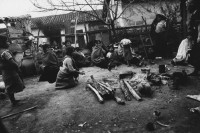 Image of sheet 19881130 photo 29: Chamula Indigenas sitzen in einem Innenhof Patio
San Juan de Chamula, Chiapas Mexico 1989. women woman patio work fyer food cook traditional