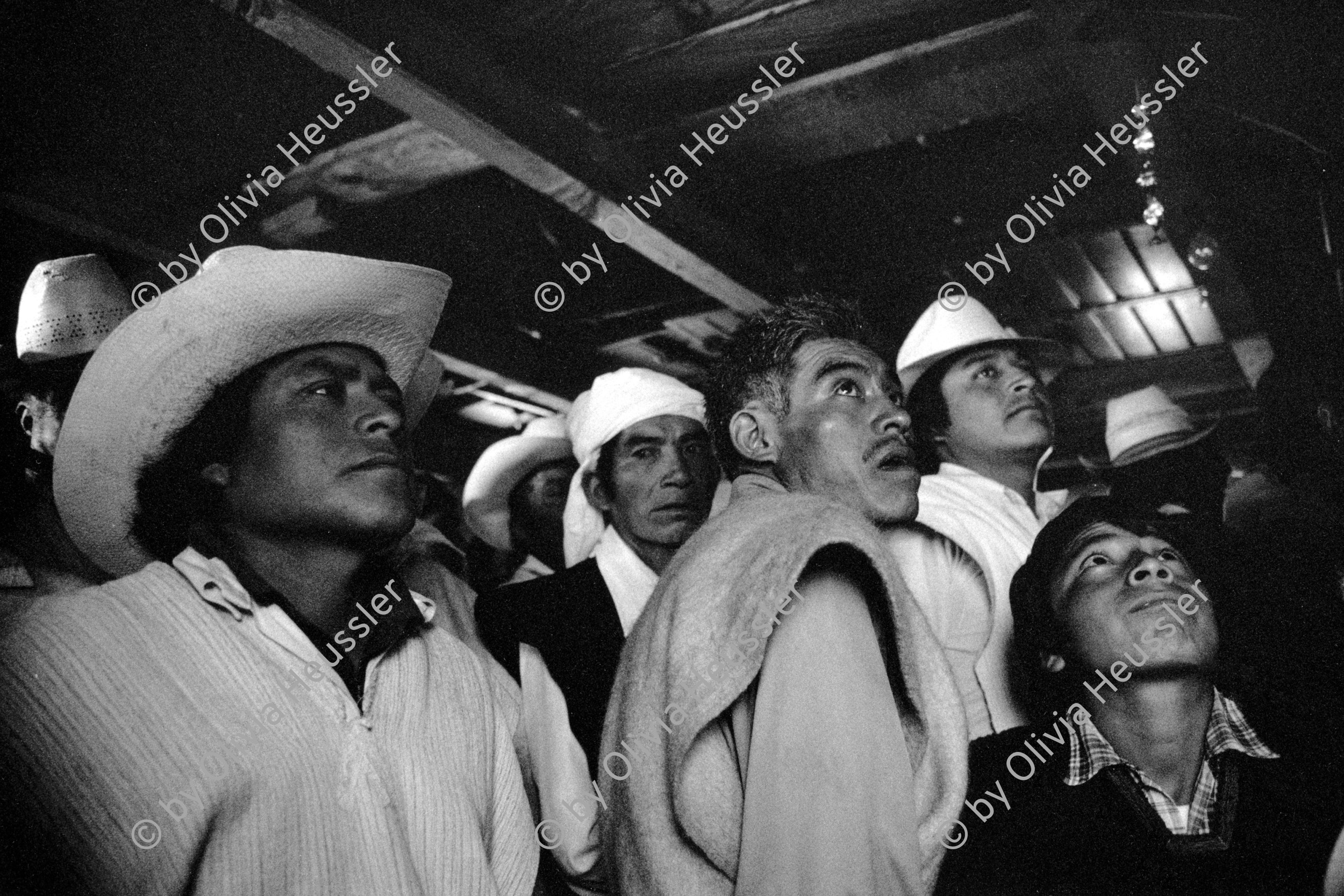 Image of sheet 19881130 photo 7: Chamula Indigene bestimmen am Neujahr ihren neuen Führer, San Juan de Chamula, San Cristobal de las Casas, Chiapas Mexico 1988. central america campesinos farmer 
Chamula Indians on New Year determine its new leader
