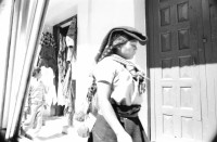 Image of sheet 19881140 photo 1: Alles rundherum um den Hahnenkampf am Neujahrstag. Mit Hector Robelo, Antonio Turok und Gabriel Suarez vom Unicornio. Indios Indigenas Indigenos Chamula Frau im Dorf.
Mexico 1988