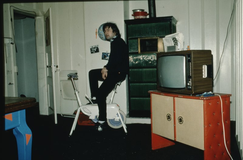 Image of sheet 19883000 photo 158: Erismannhof Ofen Serie Hometrainer TV DVD 
Helmhaus «Grösser als Zürich» Fleckenstein