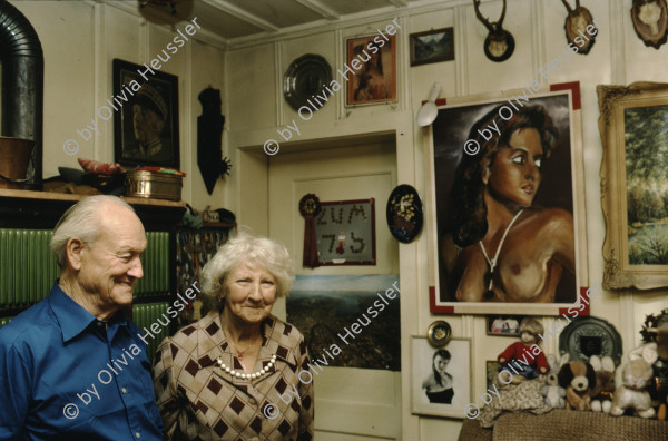 Image of sheet 19883004 photo 16: Herr und Frau Müller
Serie: Portraits vor dem Kachelofen, städtische Wohnsiedlung Erismannhof, Zürich 1988.
Jagdtrophäen Poster Frau mit Nacktem Busen