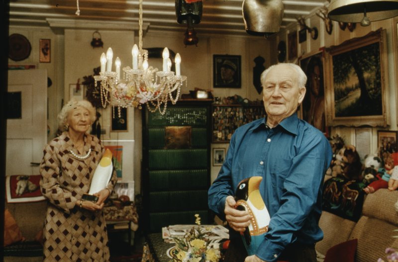 Image of sheet 19883004 photo 18: Herr und Frau Müller
Serie: Portraits vor dem Kachelofen, städtische Wohnsiedlung Erismannhof, Zürich 1988.
Eltern von Fritzli Müller Galerie A 16 Pinguine