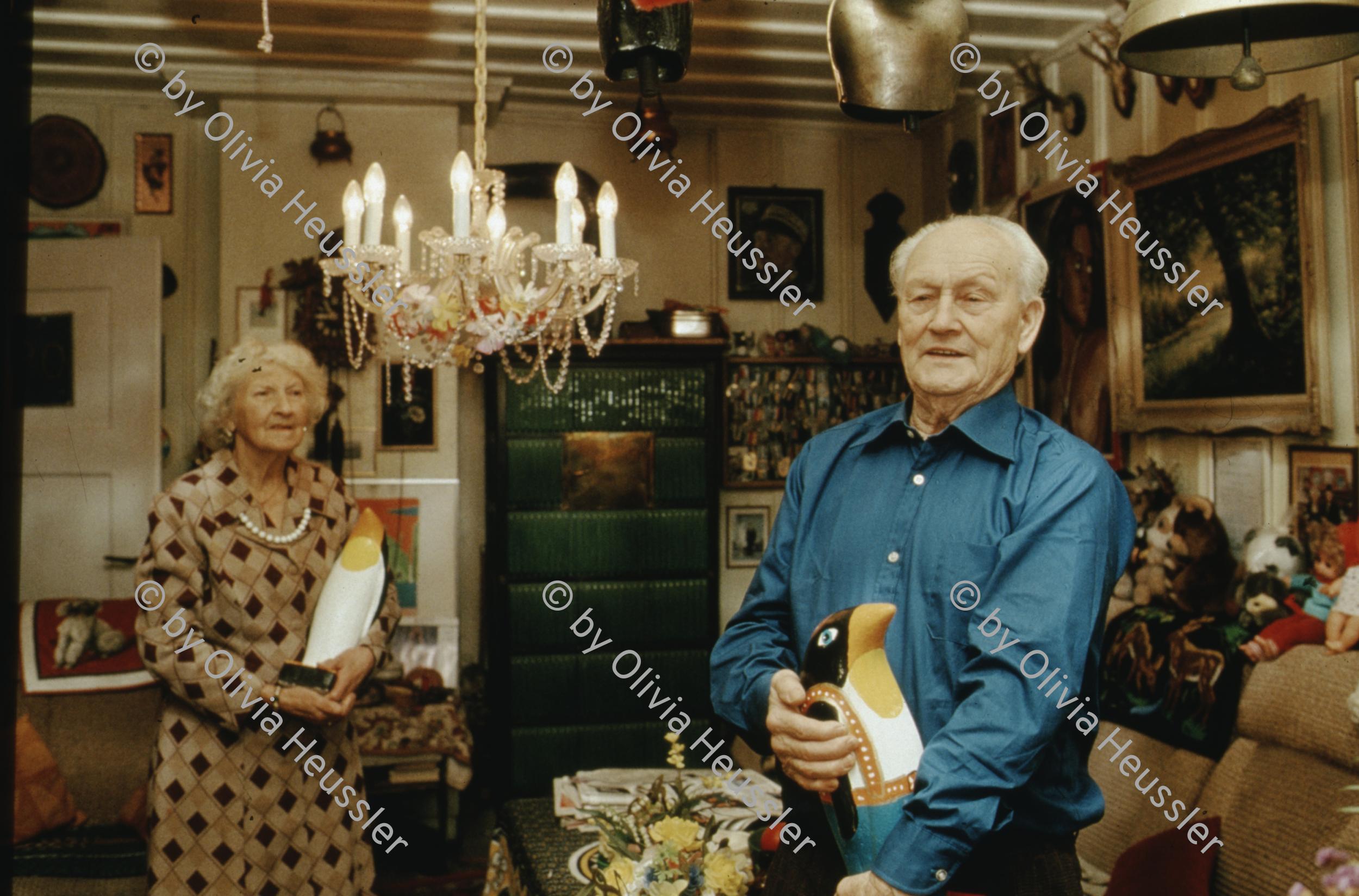 Image of sheet 19883004 photo 18: Herr und Frau Müller
Serie: Portraits vor dem Kachelofen, städtische Wohnsiedlung Erismannhof, Zürich 1988.
Eltern von Fritzli Müller Galerie A 16 Pinguine