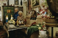Image of sheet 19883004 photo 5: Herr und Frau Müller
Serie: Portraits vor dem Kachelofen, städtische Wohnsiedlung Erismannhof, Zürich 1988.