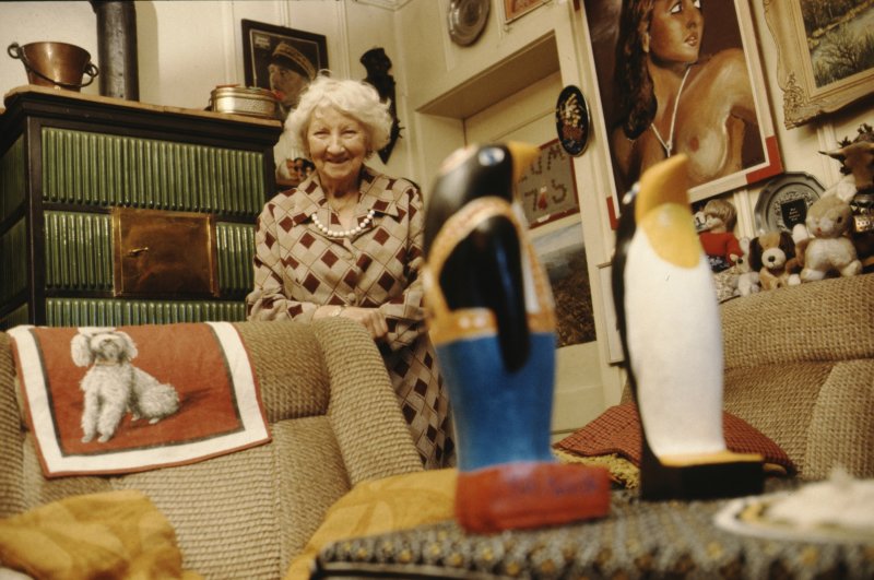 Image of sheet 19883004 photo 8: Herr und Frau Müller
Serie: Portraits vor dem Kachelofen, städtische Wohnsiedlung Erismannhof, Zürich 1988.