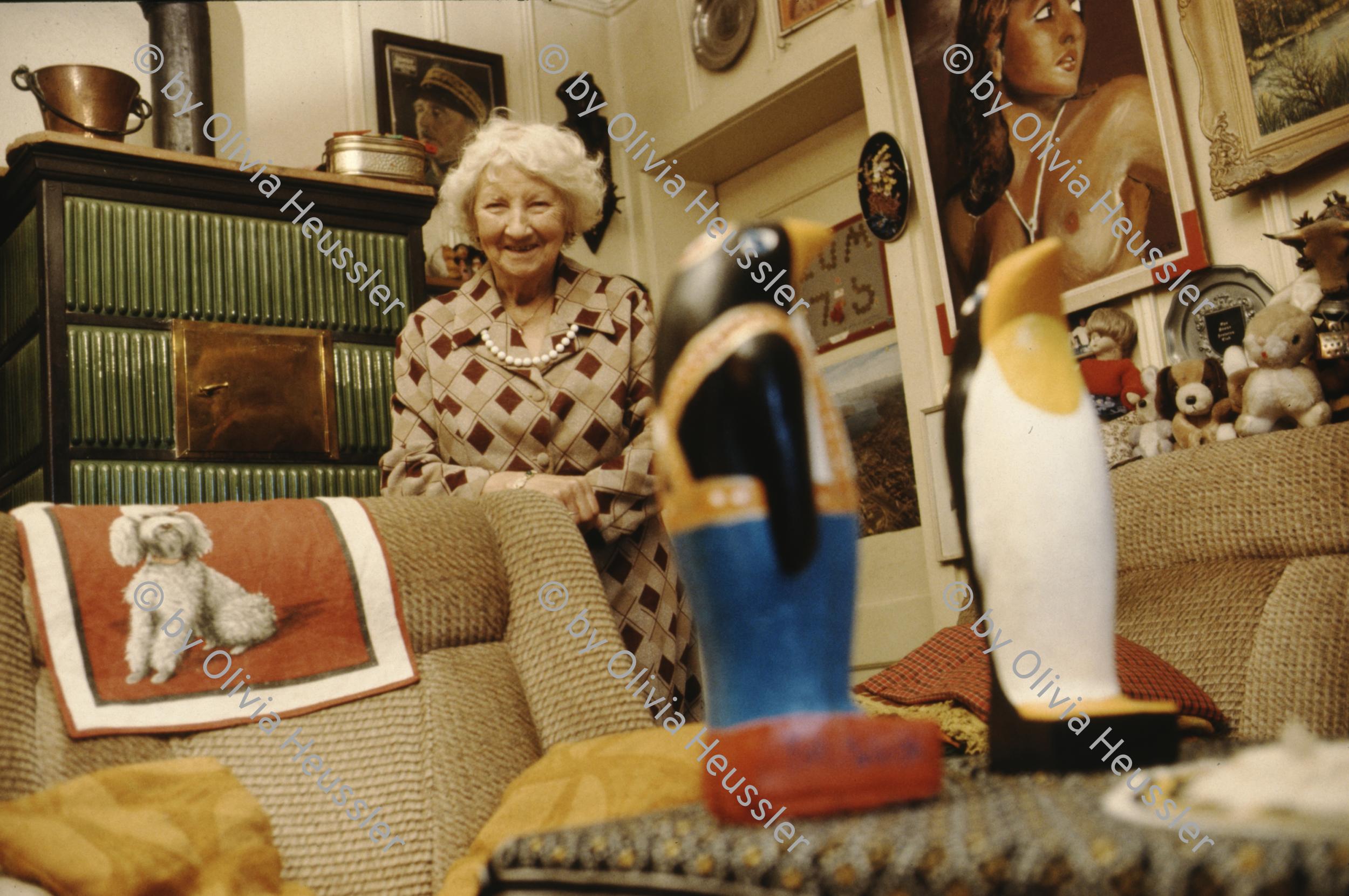 Image of sheet 19883004 photo 8: Herr und Frau Müller
Serie: Portraits vor dem Kachelofen, städtische Wohnsiedlung Erismannhof, Zürich 1988.