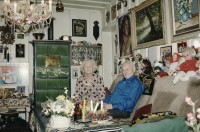 Image of sheet 19883004 photo 9: Herr und Frau Müller
Serie: Portraits vor dem Kachelofen, städtische Wohnsiedlung Erismannhof, Zürich 1988.