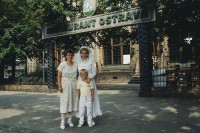 Image of sheet 19883005 photo 16: Eine junge Braut mit Mutter und Sohn im Hochzeitskleid. Dresden DDR Deutsche Demokratische Republik 1988
wedding GDR Women Mother Knabe Bube Hochzeit