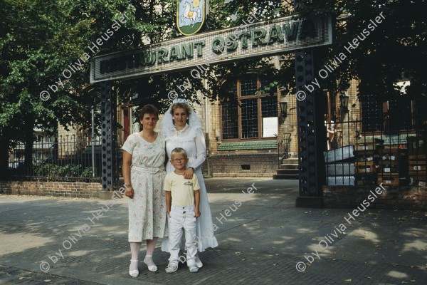 Image of sheet 19883005 photo 16: Eine junge Braut mit Mutter und Sohn im Hochzeitskleid. Dresden DDR Deutsche Demokratische Republik 1988
wedding GDR Women Mother Knabe Bube Hochzeit