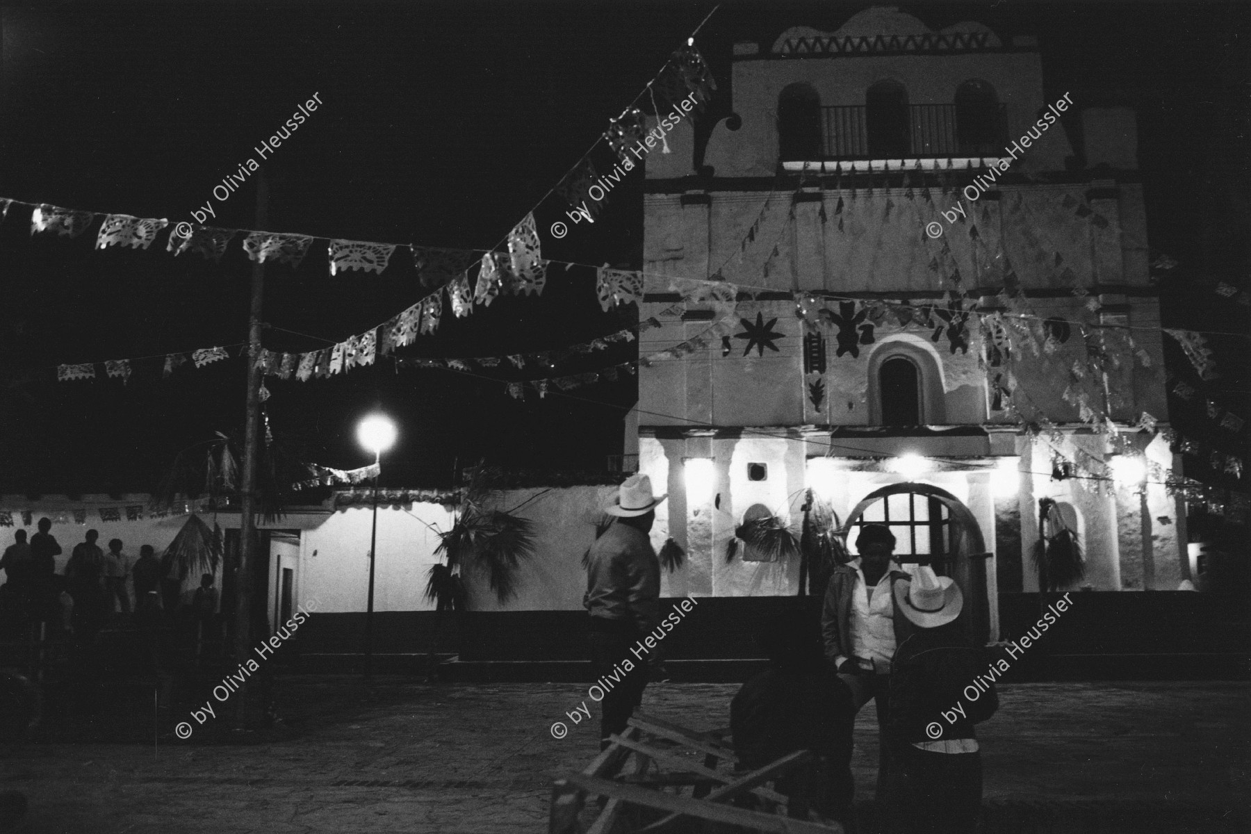 Image of sheet 19890010 photo 12: Nachts auf dem geschmückten Dorfplatz vor der Kirche, San Christobal de las Casas, Chiapas, Mexico 1989.