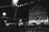 Image of sheet 19890010 photo 13: Nachts auf dem geschmückten Dorfplatz vor der Kirche. Cathedrale. San Christobal de las Casa. Chiapas. Mexico 1989 √ Nachtaufnahme